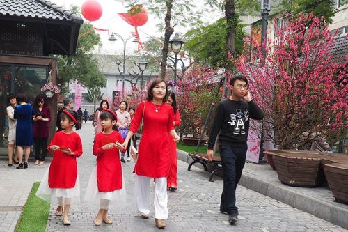 Phố sách xuân thu hút đông đảo độc giả Thủ đô ngay trong ngày đầu khai mạc
