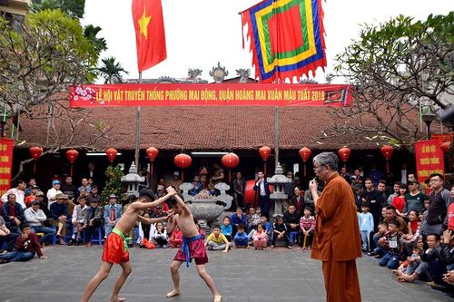 Về Mai Động xem trai tráng cởi trần đấu vật đầu Xuân