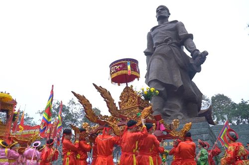 Thủ tướng dâng hương tưởng nhớ công lao vua Quang Trung