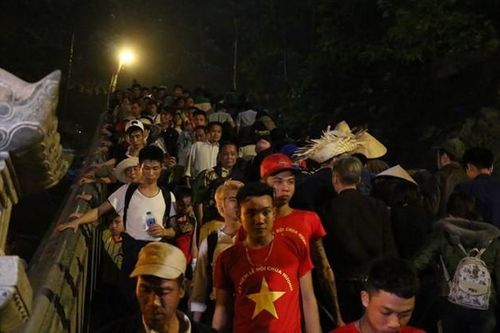 Bất chấp thời tiết mưa gió, từ sáng sớm hàng vạn người đã đổ về khai hội chùa Hương