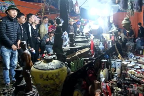 Chợ Viềng đông nghẹt thở, hàng nghìn người chen chúc giữa đêm