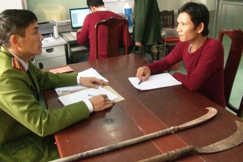 Bắt giam đối tượng xông vào nhà chém người dịp Tết