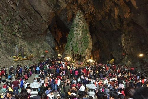 Dòng người xuyên đêm trẩy hội chùa Hương dịp cuối tuần