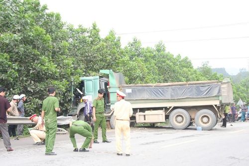 Xe tải tông chết người rồi chắn ngang đường gây ùn tắc