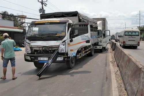 3 xe tải tông liên hoàn trên quốc lộ 1A, nhiều người hoảng loạn