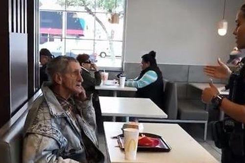 McDonald's đuổi khách mua đồ ăn cho người vô gia cư