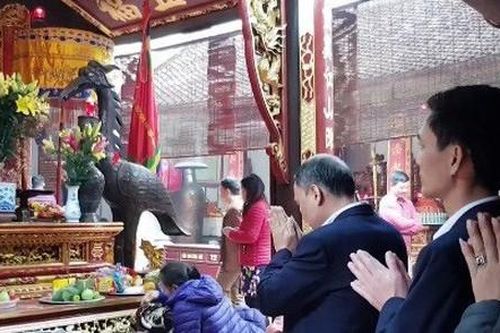 Đình chỉ công tác 7 cán bộ Kho bạc Nhà nước Nam Định đi lễ trong giờ hành chính