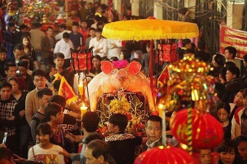 Clip: Trắng đêm cùng người dân La Phù tại lễ hội rước 'ông lợn'