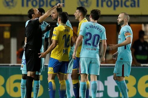 Messi ghi bàn, Barca vẫn ôm hận vì trọng tài