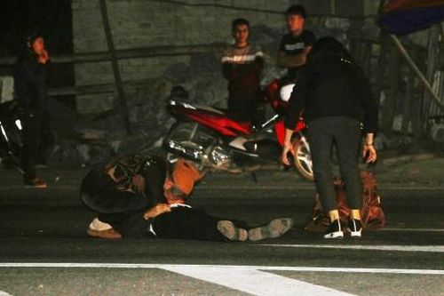 Đau lòng cảnh người vợ ôm chồng bị xe tông tử vong gào khóc giữa đường