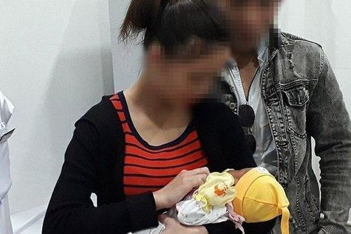 Người mẹ hối hận vì bỏ rơi con vừa sinh tại bệnh viện