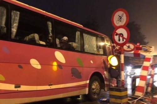 Hà Nội: Xe khách 45 chỗ chở học sinh đâm đổ khung chắn chiều cao cầu vượt Thái Hà - Chùa Bộc
