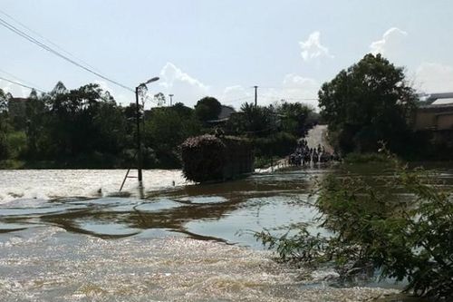 Cứu tài xế xe mía mắc kẹt giữa đập thủy điện xả lũ, một chiến sĩ công an bị nước cuốn trôi
