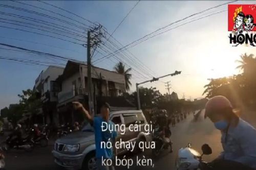Clip gây bức xúc: Thanh niên thản nhiên ngồi trên xe phân khối lớn nhìn nạn nhân vừa bị mình tông ngã rồi bỏ đi