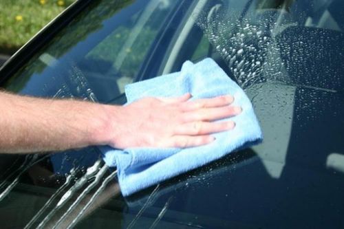 Mẹo làm sạch ngay các vết ố, mốc trên kính ô tô