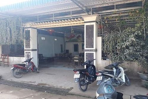 Dùng tuýp sắt đánh tử vong khách đến uống cà phê vì bị chiếu đèn pha vào mặt