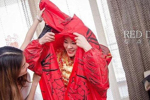 Trang phục cưới bất thường của cô dâu khiến chú rể ngã ngửa