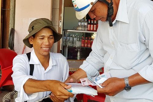 Anh bán vé số nghèo với ước mơ trở thành công chức
