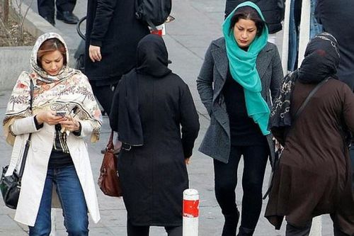 Bỏ mạng che mặt, một phụ nữ Iran bị phạt 2 năm tù