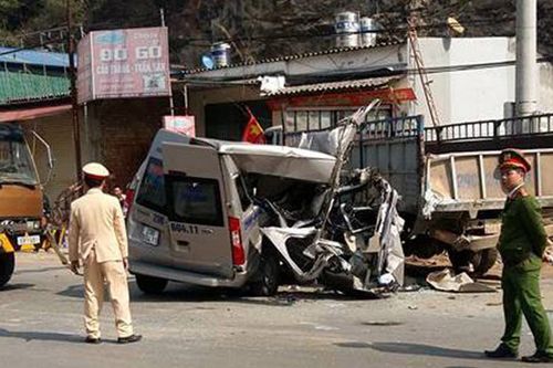 Xe du lịch đâm xe tải ở Mộc Châu, đôi nam nữ thiệt mạng