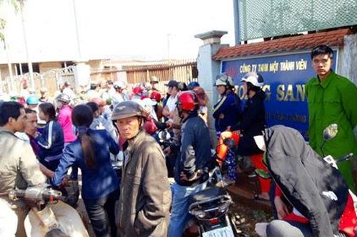 Nghi công ty vỡ nợ, hàng trăm người kéo đến siết tài sản
