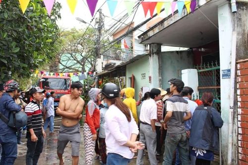 Cháy nhà trọ giữa trưa khiến cả xóm náo loạn
