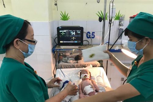 Xót lòng bé gái vừa chào đời ruột lòi ra ngoài ổ bụng