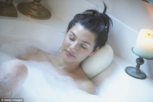 Nghiên cứu mới: Ngâm mình trong bồn tắm nước nóng một giờ, bằng 30 phút đi bộ