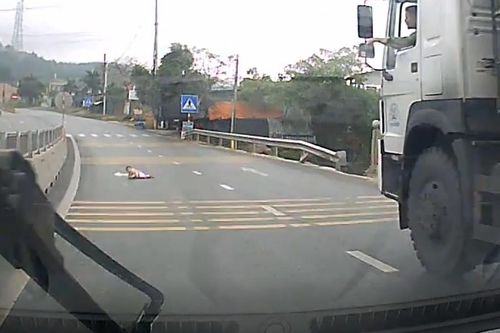 Tài xế thót tim vì em bé bò qua đường cao tốc