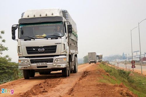 Vì sao xe quá tải né trạm BOT, cày nát đê không bị xử lý?