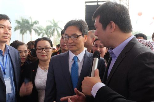 PTT Vũ Đức Đam thăm gian trưng bày của VTC tại Hội báo toàn quốc 2018
