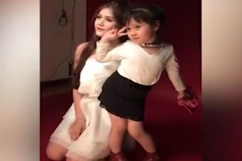 Bé gái tạo dáng chụp ảnh 'dìm hàng' chị gái hotgirl gây 'sốt'