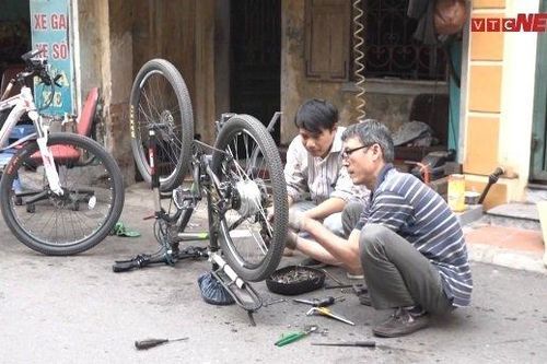 Người đàn ông Hà Nội 'phù phép' xe đạp thành xe điện kiếm hàng chục triệu mỗi tháng