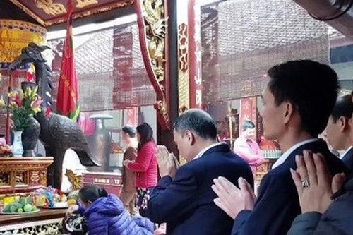Cách chức Giám đốc Kho bạc TP Nam Định đi lễ trong giờ làm
