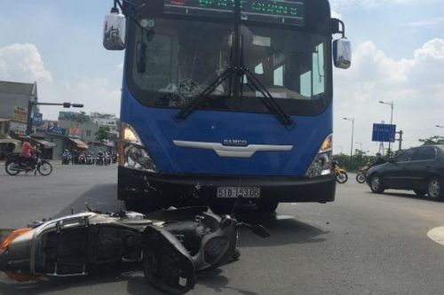 Băng qua đường, thanh niên bị xe buýt húc văng nhiều mét nguy kịch