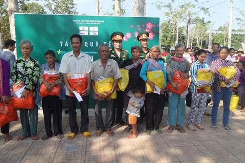 Tặng quà Tết người dân ở vùng căn cứ kháng chiến Bình Phước
