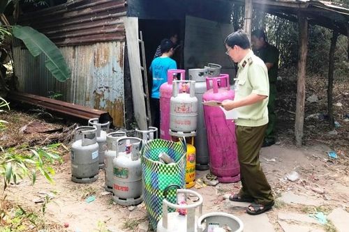 Phát hiện hàng trăm bình gas mini sang chiết trái phép