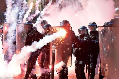 Paris tê liệt, hàng chục nghìn người biểu tình đụng độ cảnh sát