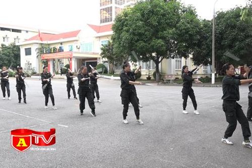 Nữ cảnh sát đặc nhiệm Hà Nội điêu luyện múa Tản vân côn