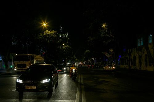 Đường phố Sài Gòn tối đen trong 60 phút