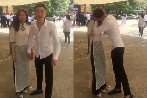 Bị bạn hối 'tạo dáng khác đi', chàng trai bất ngờ hôn luôn nữ sinh đứng trước mặt