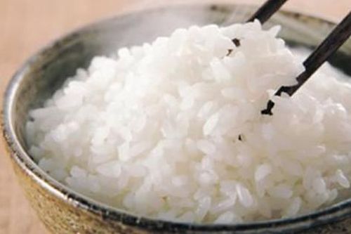 Thử bỏ 2 viên đá lạnh vào nồi cơm giống người Nhật, bạn sẽ cực ngạc nhiên về kết quả