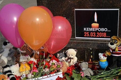 Phó Thống đốc Kemerovo quỳ gối xin lỗi gia đình các nạn nhân