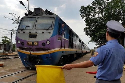 Phụ nữ 'ngực lép' sẽ không được lái tàu, nam phải khám sinh dục?