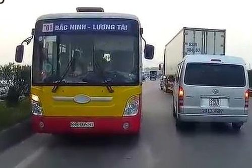 Xe buýt chạy ngược chiều, đối đầu nhiều phương tiện trên cao tốc