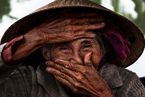 Trao tặng 'Nụ cười ẩn giấu' cho Tổng thống Pháp