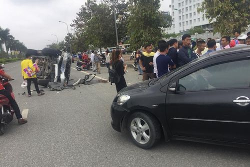 Đâm xe bác sĩ trước cổng bệnh viện ở Nghệ An, ô tô biển xanh lật nhào