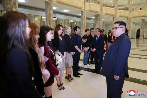 Ông Kim Jong Un xúc động khi xem sao Kpop biểu diễn nhạc