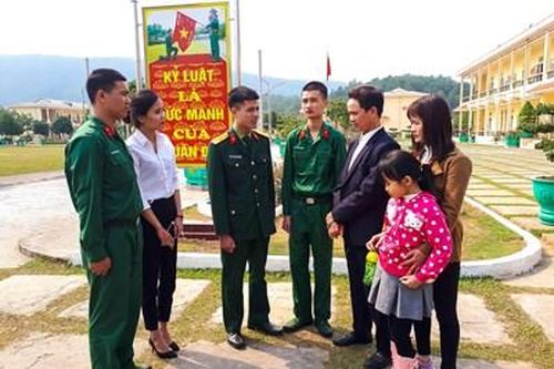 Yên lòng khi con về đơn vị