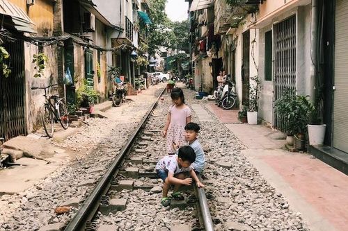 Một ngày ở 'xóm đường tàu' giữa lòng Hà Nội